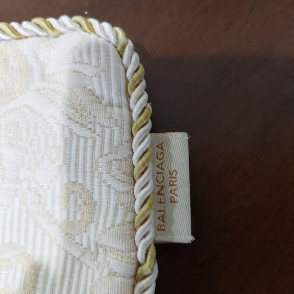 Balenciaga + Ronan Air Pillow Case - Picture 5 of 5